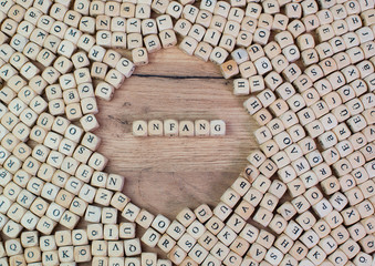 Anfang Buchstaben Würfel auf einem Holzbrett