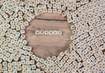 Brexit Buchstaben Würfel auf einem Holzbrett