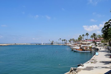 Fototapeta na wymiar The coast of the Mediterranean sea with yachts and tourist center.