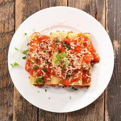 cannelloni with beef and tomato sauce