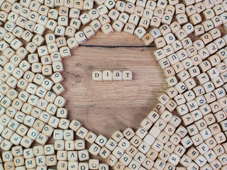 Diät Buchstaben Würfel auf einem Holzbrett