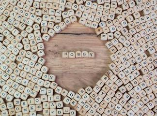 Hobby Buchstaben Würfel auf einem Holzbrett