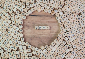 Yoga Buchstaben Würfel auf einem Holzbrett