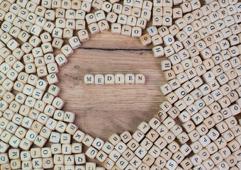 Medien Buchstaben Würfel auf einem Holzbrett