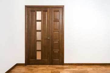 Naklejka premium New brown wooden door in house interior