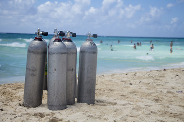 Naklejka premium tanques de buceo en la playa