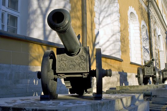 Old cannons shown in Moscow Kremlin