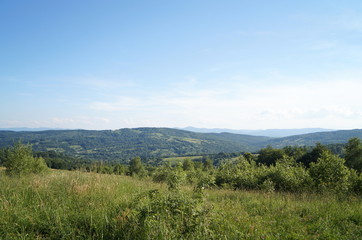 Fototapeta premium A view of the Carpathian mountains under the blue sky and white clouds