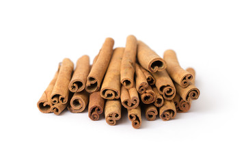 Zimtstangen isoliert auf weißem Hintergrund