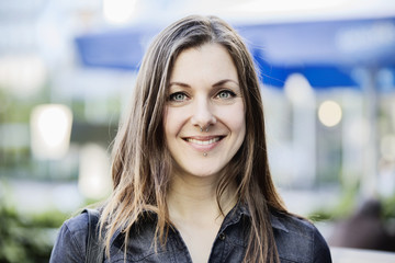 junge Frau mit langem Haar und Piercings, Portrait