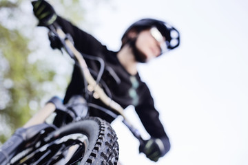 Reifenprofil, Bikerin auf ihrem Mountainbike