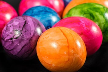 Bunte Ostereier auf schwarz