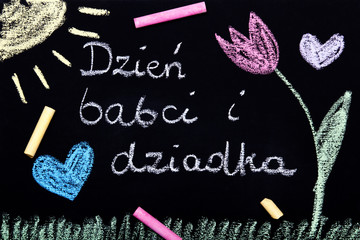 Laurka z okazji Dnia Babci i Dziadka narysowana kolorową kredą na tablicy szkolnej