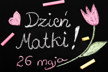 Kolorowa laurka z okazji Dnia Matki narysowana kredą na tablicy szkolnej.  © czarny_bez