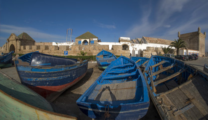 Fototapeta na wymiar Essaouira Marokko Fischer mit Booten und Netzen