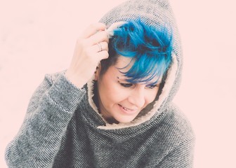 Mujer blanca con pelo azul a la moda, soledad pensamientos