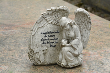 grabengel mit inschrift