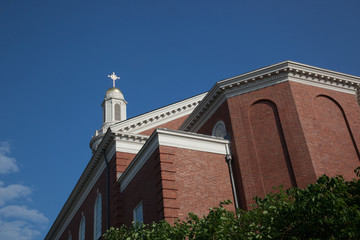 Obraz premium Brick church with a cross on the steeple