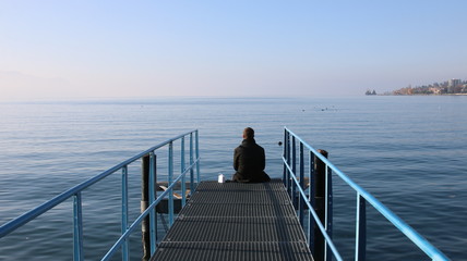 Hombre pensativo, relajado en el lago Leman, Suiza, Geneva Lake, Switzerland