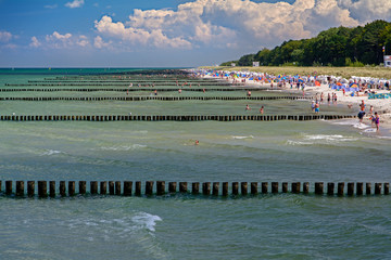 Fototapeta na wymiar überfüllter Strand bei Zingst