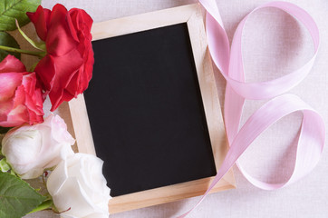 Blank blackboard and roses with ribbon - Unwritten chalkboard surrounded by beautiful colorful...