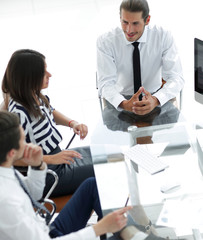 Obraz premium businessman rolls his meeting with the business team