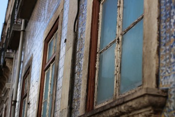 Fototapeta na wymiar Old facade in Lisbon