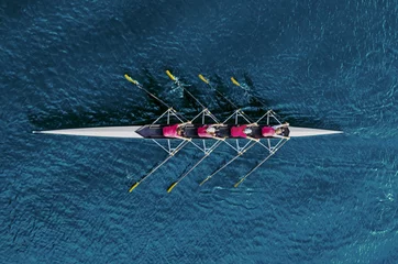 Foto op Plexiglas Bestsellers Sport Dames roeiteam op blauw water