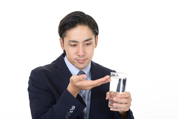サプリメントを飲む男性