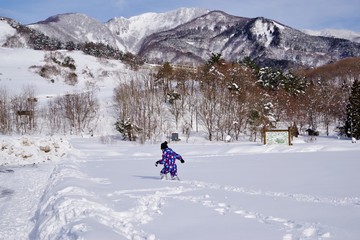 雪原を歩く子供