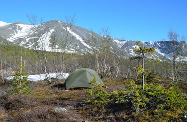 Одноместная туристическая палатка на берегу реки Кунийок в Хибинах летом, Кольский полуостров