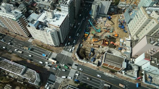 大都会　東京 都心の交差点と高層ビル建設現場　4k