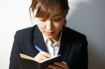 予定を調整するビジネスウーマン