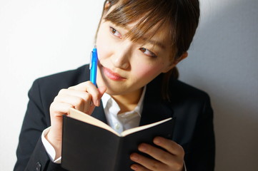 予定を調整するビジネスウーマン