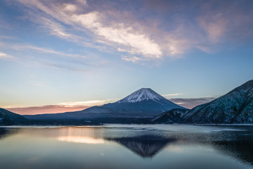 Fototapeta na wymiar Mountain Fuji and Lake Motosu with bueatiful sunrise in winter season
