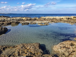Lago salato tra le rocce