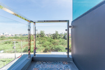 Construction modern style aluminum rail and fall protection
 tempered glass