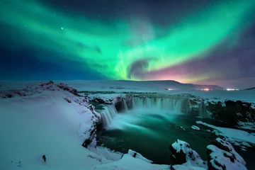 Poster Godafoss-waterval met prachtige aurora in de nachtelijke hemel van winter IJsland © tosspra