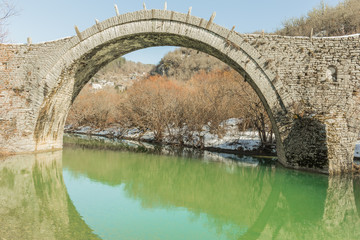 Obraz premium bridge old in Ioannina Zagori Greeece snow ice winter time