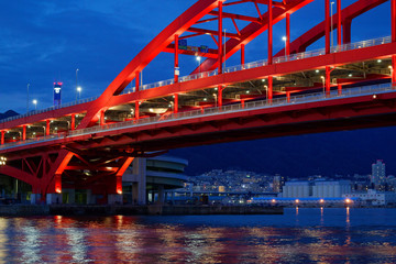 Fototapeta na wymiar ポートアイランドから見る夜の神戸大橋と市街地