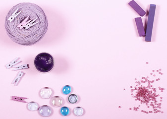 предметы фиолетовые для творчества стоят на столе