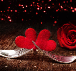 Herzen, Rose und Gabeln vor Bokeh zum Valentinstag