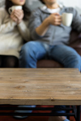 Fototapeta premium テレビを見ながらコーヒーを飲む若い夫婦