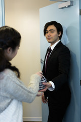 お見送りする妻