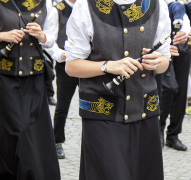 Joueuses de bombarde en costume traditionnel breton Stock Photo | Adobe  Stock