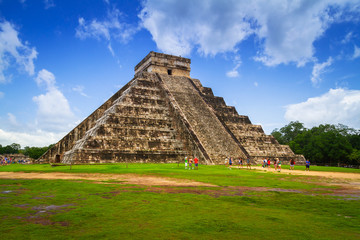 Fototapeta na wymiar Kukulkan pyramid in Chichen Itza, Mexico