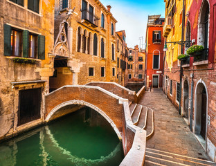 Cityscape van Venetië, gebouwen, waterkanaal en brug. Italië