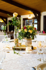 Pięknie udekorowany i nakryty stół przygotowany dla gości