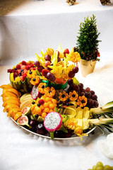 Kompozycja z warzyw owoców i kwiatow na swiątecznym stole - obrazy, fototapety, plakaty