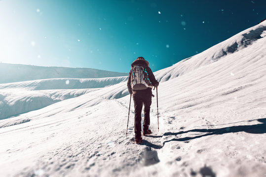 Junge Frau geht im Winter wandern bei Schnee